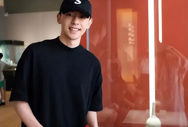 面相变了，封杀 3 年后邓伦近照流出，昔日顶流只剩憔悴