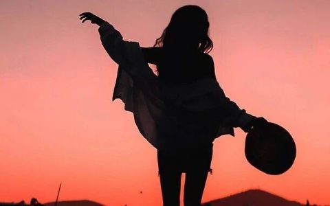 美女记者转行“擦边主播”，暴露了当下普通人的认知黑洞