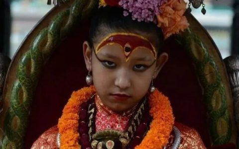 尼泊尔新任活女神：仅2岁接受万人朝拜，此后10年必须脚不沾地，面无表情