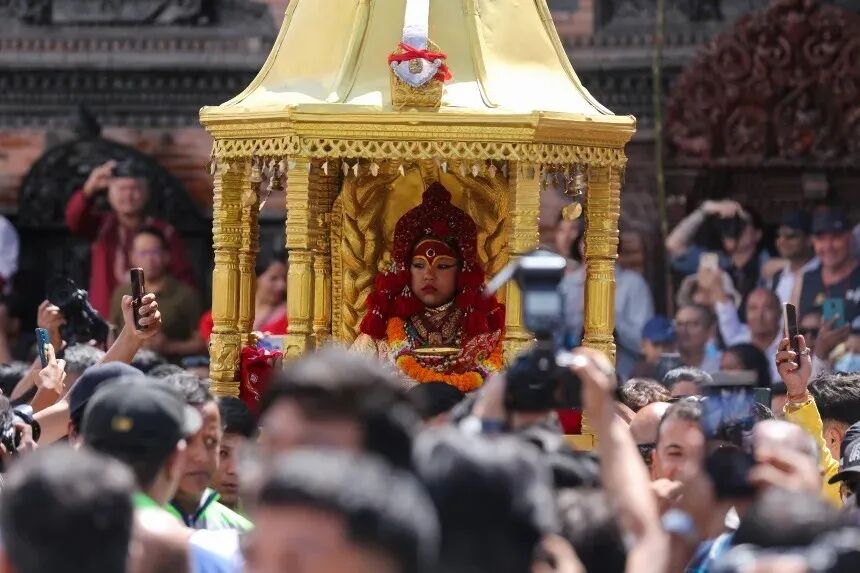 尼泊尔新任活女神：仅2岁接受万人朝拜，此后10年必须脚不沾地，面无表情