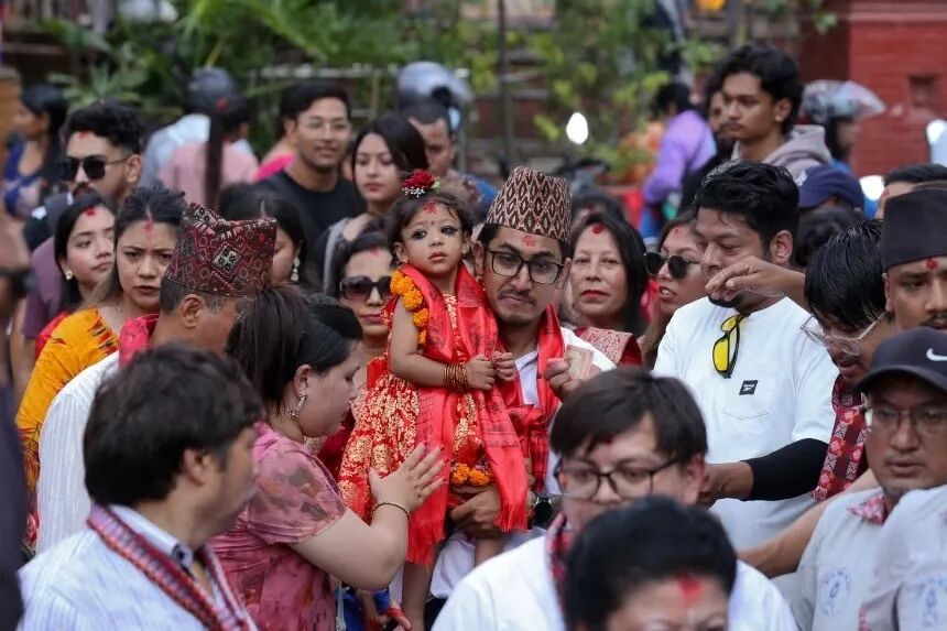 尼泊尔新任活女神：仅2岁接受万人朝拜，此后10年必须脚不沾地，面无表情