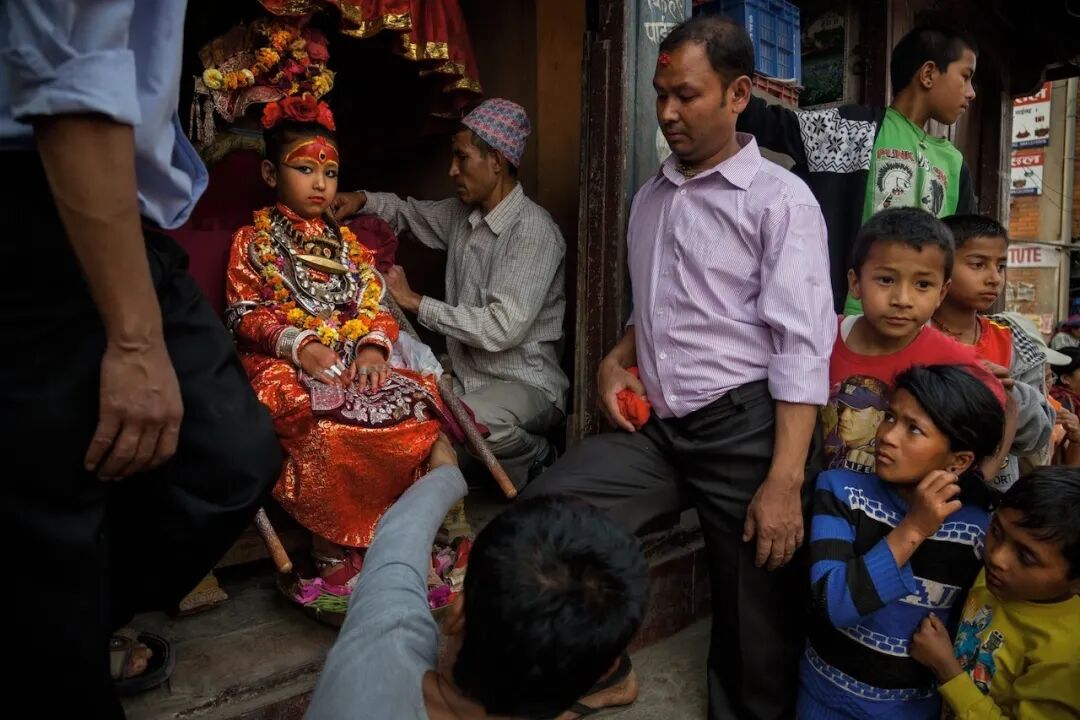 尼泊尔新任活女神：仅2岁接受万人朝拜，此后10年必须脚不沾地，面无表情