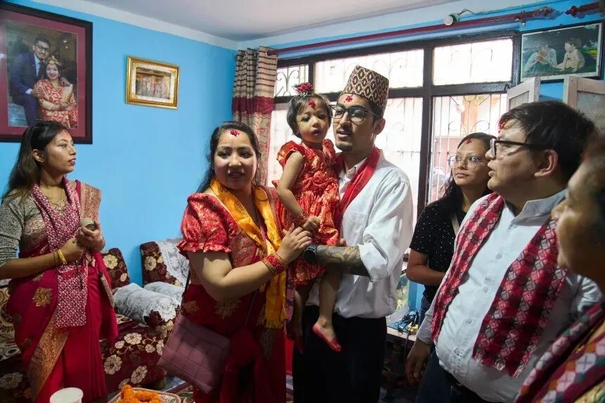 尼泊尔新任活女神：仅2岁接受万人朝拜，此后10年必须脚不沾地，面无表情