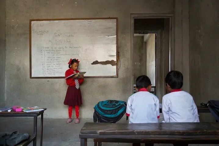 尼泊尔新任活女神：仅2岁接受万人朝拜，此后10年必须脚不沾地，面无表情