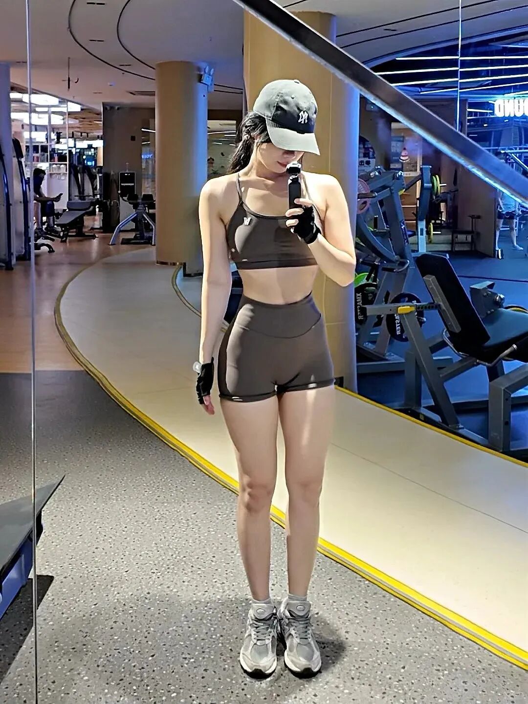 真正吸引瑜伽裤的，不是温柔，而是匪气