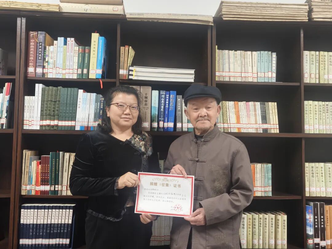 竹山县图书馆接收珍贵文献捐赠：八旬老人捐文献 薪火相传显担当