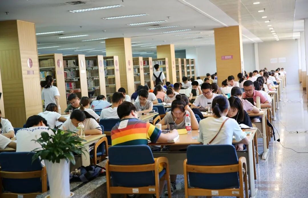 如今的图书馆，是看书学习的地方还是自我学习的地方？