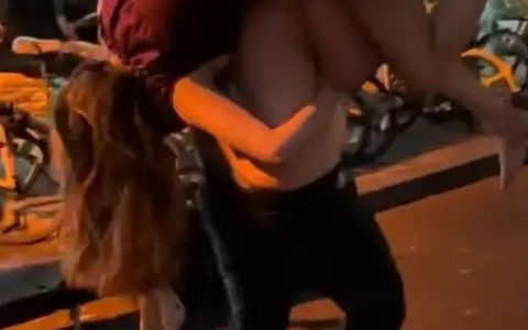 深圳一女生故意装醉，男生把扛走她很享受，路人：有一点暴露了