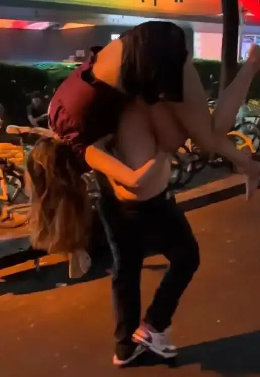 深圳一女生故意装醉，男生把扛走她很享受，路人：有一点暴露了