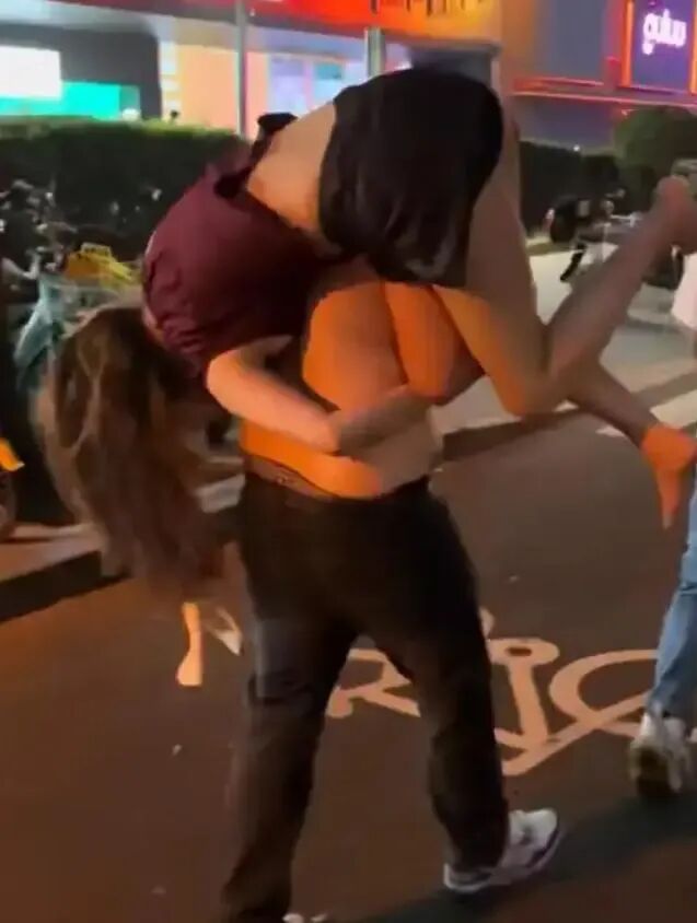 深圳一女生故意装醉，男生把扛走她很享受，路人：有一点暴露了
