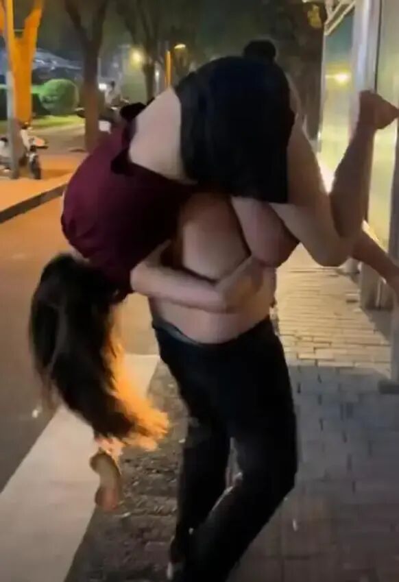 深圳一女生故意装醉，男生把扛走她很享受，路人：有一点暴露了