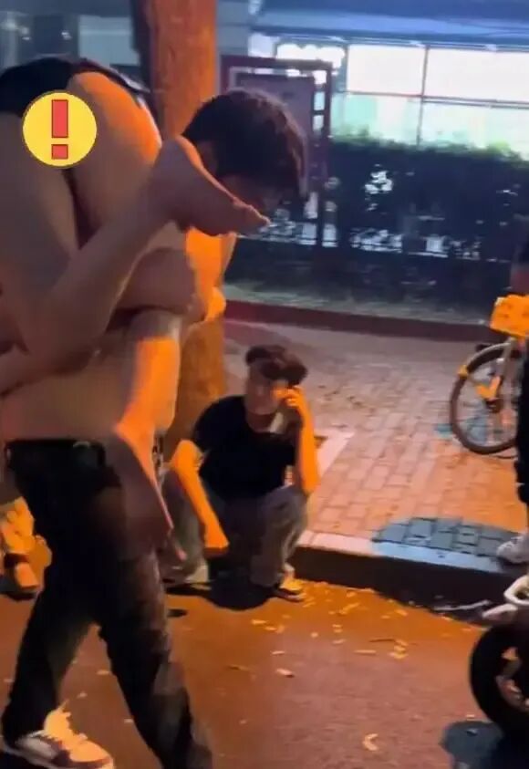 深圳一女生故意装醉，男生把扛走她很享受，路人：有一点暴露了