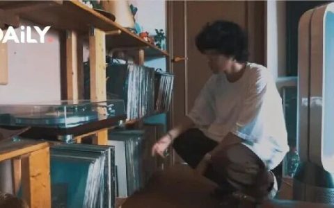 著名演员晒独居照引热议！全屋塞满，无处下脚，他说：去他的断舍离，我就要极繁主义