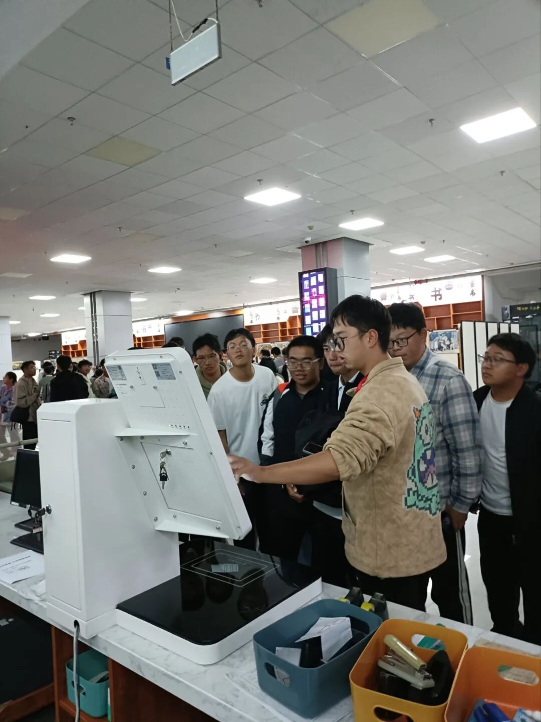 书香启航：昆明学院图书馆圆满完成2025级新生入馆培训工作