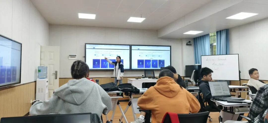 书香启航：昆明学院图书馆圆满完成2025级新生入馆培训工作