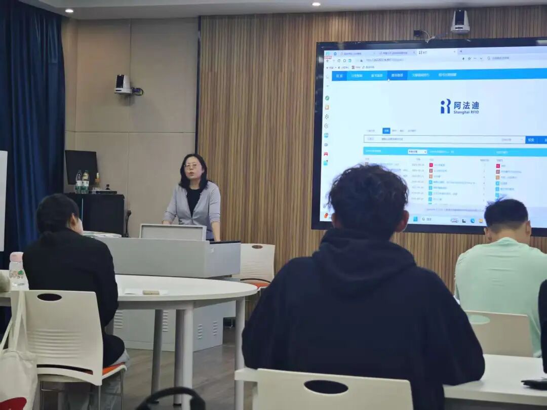 书香启航：昆明学院图书馆圆满完成2025级新生入馆培训工作