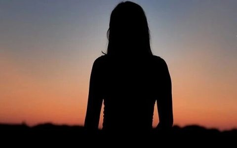 高校才女远嫁非洲当小老婆，父亲自杀！网友：太惨了