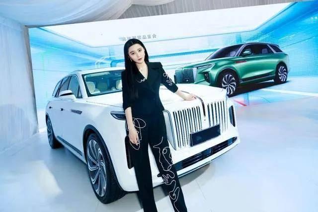 43岁范冰冰近况：在车展当车模，近照生图差点认不出