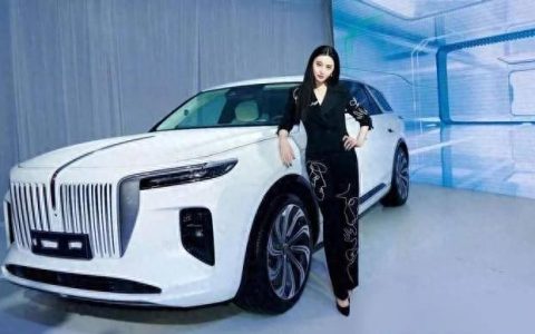 43岁范冰冰近况：在车展当车模，近照生图差点认不出