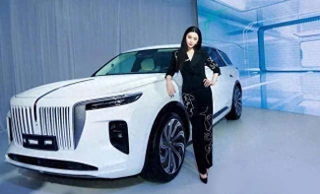 43岁范冰冰近况：在车展当车模，近照生图差点认不出