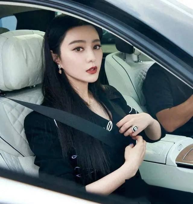 43岁范冰冰近况：在车展当车模，近照生图差点认不出