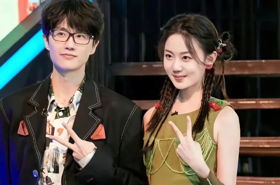 胡彦斌易梦玲海边吻照曝光，网友：一个刚出道的时候，一个刚出生