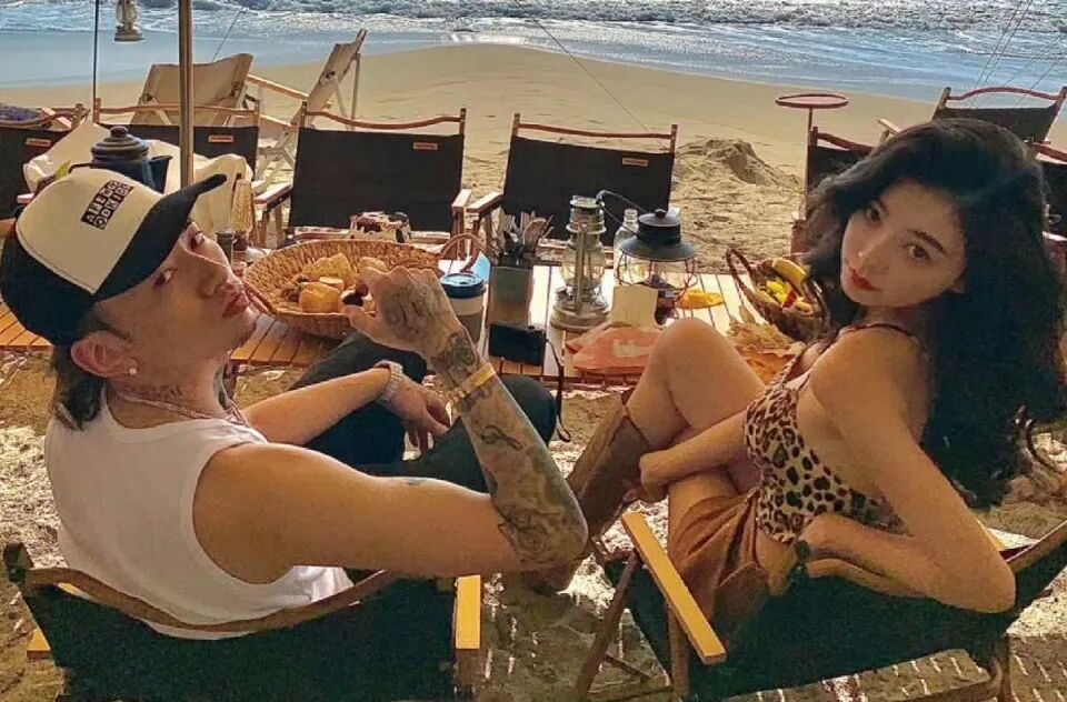 胡彦斌易梦玲海边吻照曝光，网友：一个刚出道的时候，一个刚出生