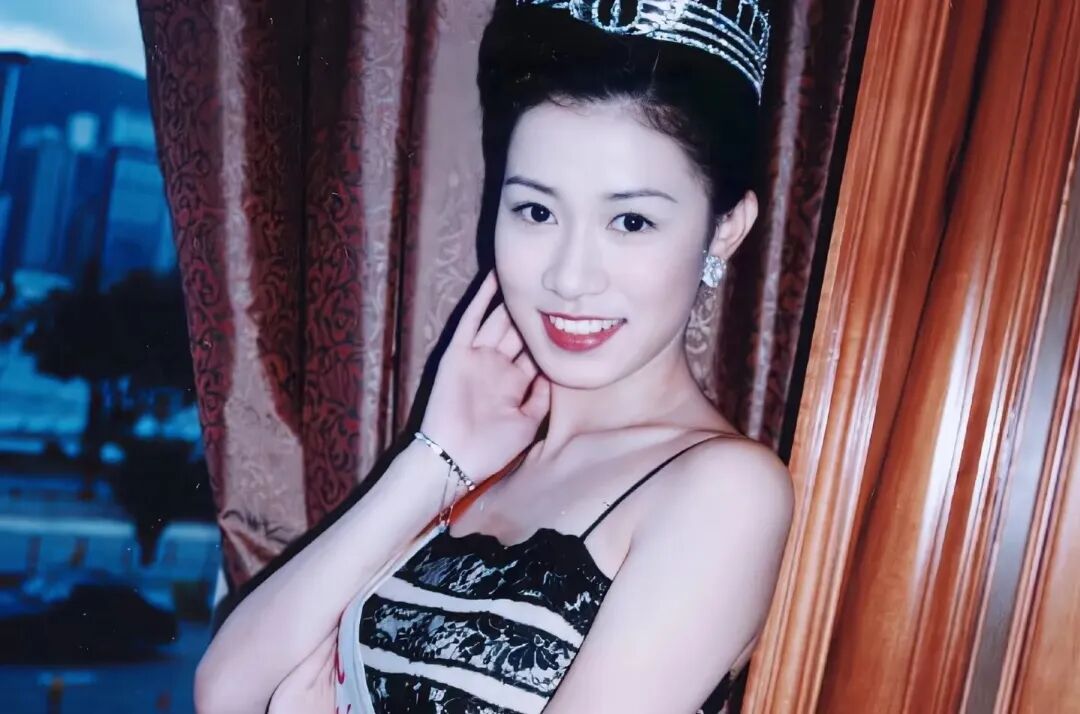 50岁佘诗曼私生活曝光：未婚独居没娃，一顿晚饭1288