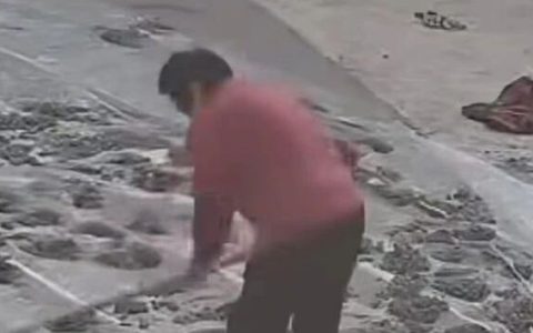 湖南农村妇女“砸路”事件冲上热搜：为什么有的地方一直富不起来？