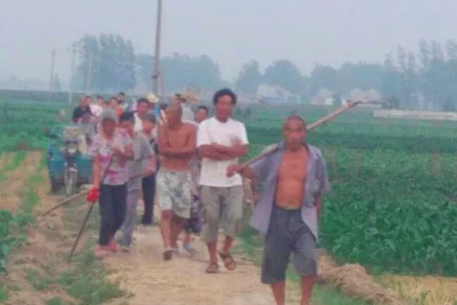 湖南农村妇女“砸路”事件冲上热搜：为什么有的地方一直富不起来？