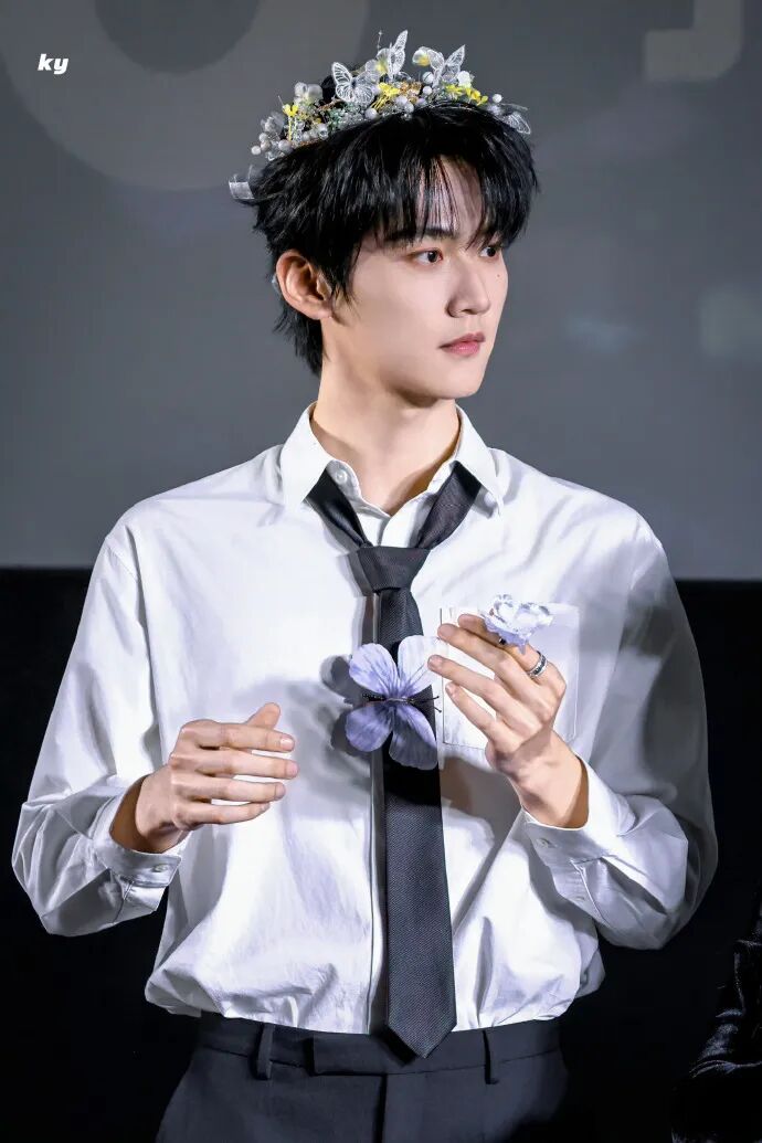 搭完陈妍希搭赵晴，周柯宇《狙击蝴蝶》后火了，被于正“锁”在剧组