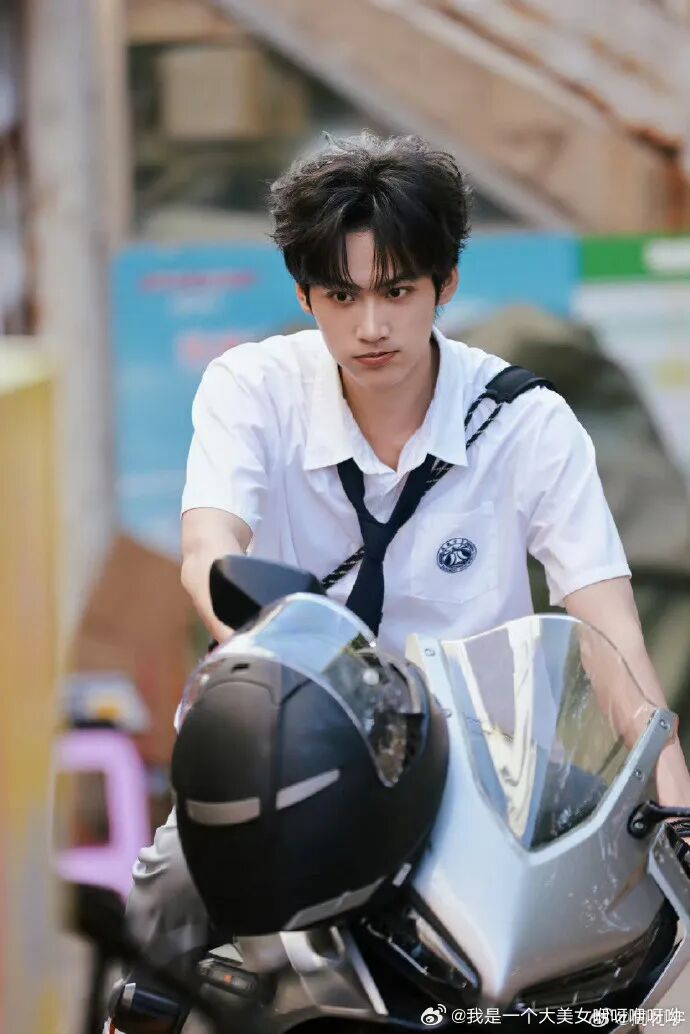 搭完陈妍希搭赵晴，周柯宇《狙击蝴蝶》后火了，被于正“锁”在剧组