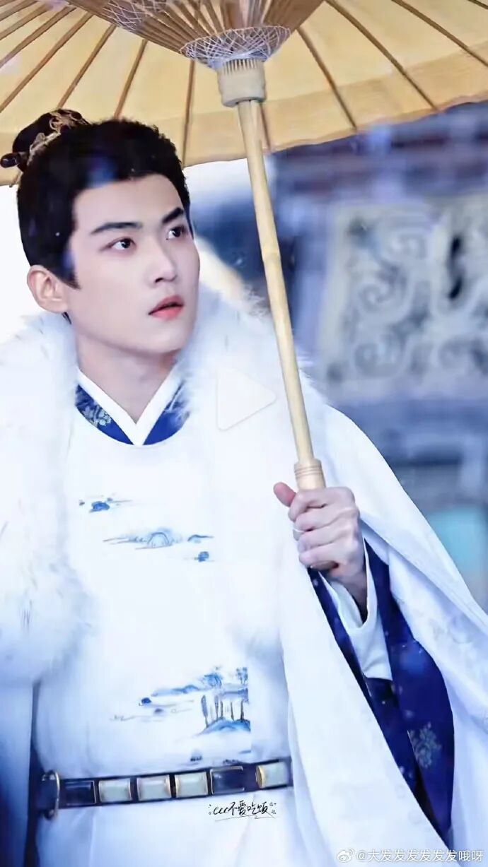 搭完陈妍希搭赵晴，周柯宇《狙击蝴蝶》后火了，被于正“锁”在剧组