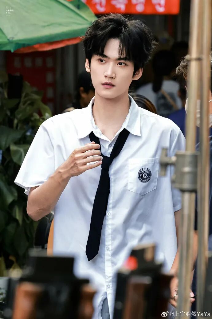 搭完陈妍希搭赵晴，周柯宇《狙击蝴蝶》后火了，被于正“锁”在剧组