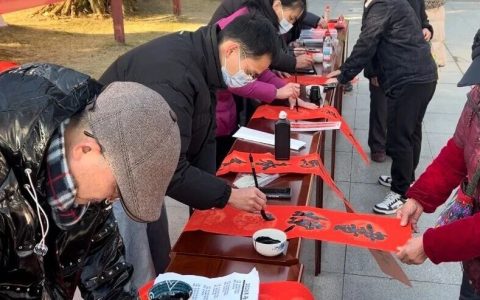 文旅搭台，高校助力，黄州区图书馆“翰墨送福”暖社区！