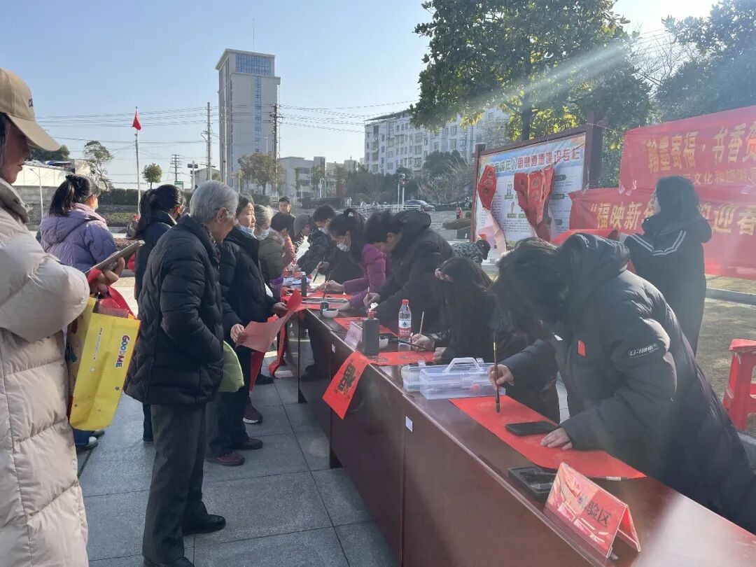 文旅搭台，高校助力，黄州区图书馆“翰墨送福”暖社区！