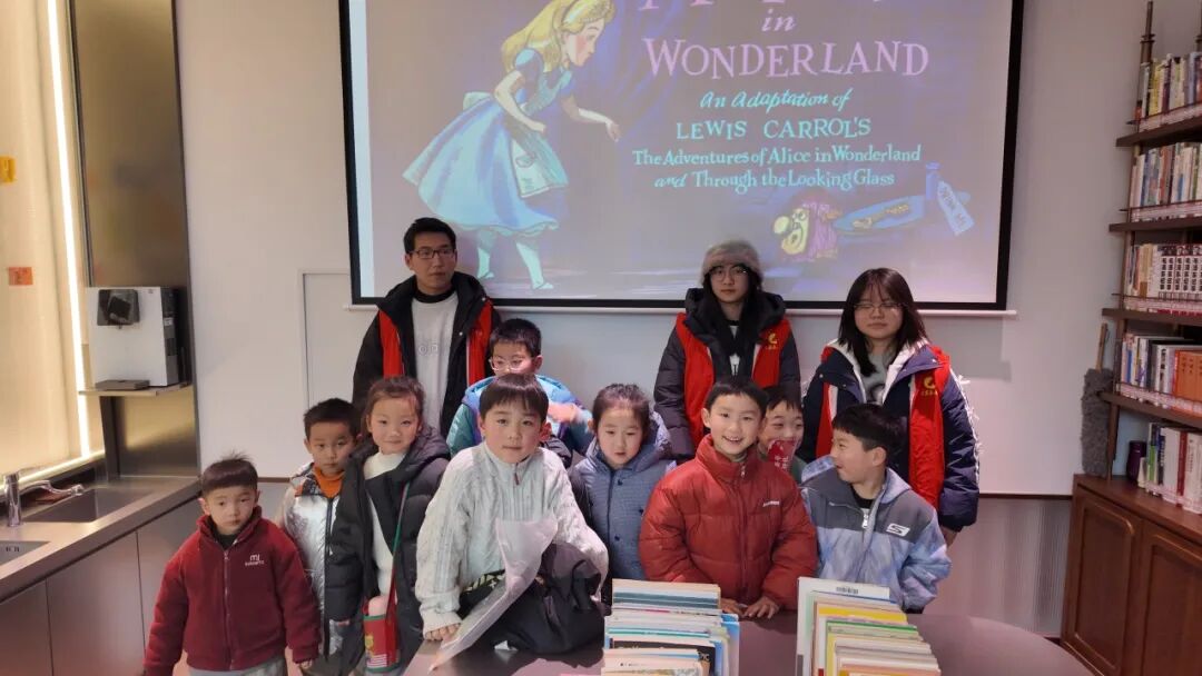“阅光拾萃处,童话落指尖”——咸安区图书馆让经典在寒假动起来
