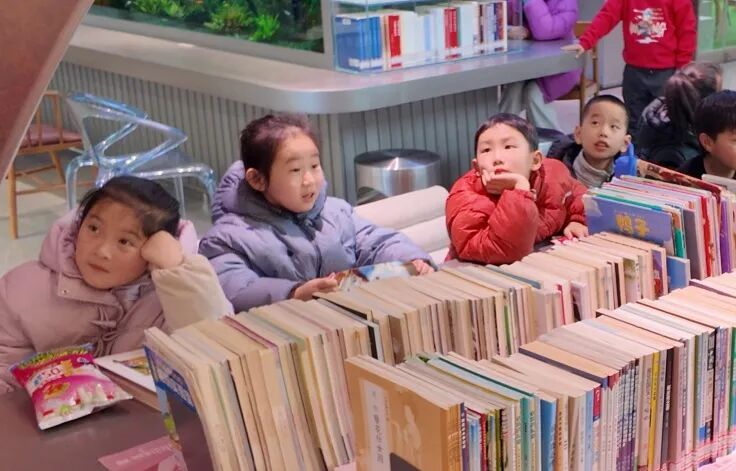 “阅光拾萃处,童话落指尖”——咸安区图书馆让经典在寒假动起来