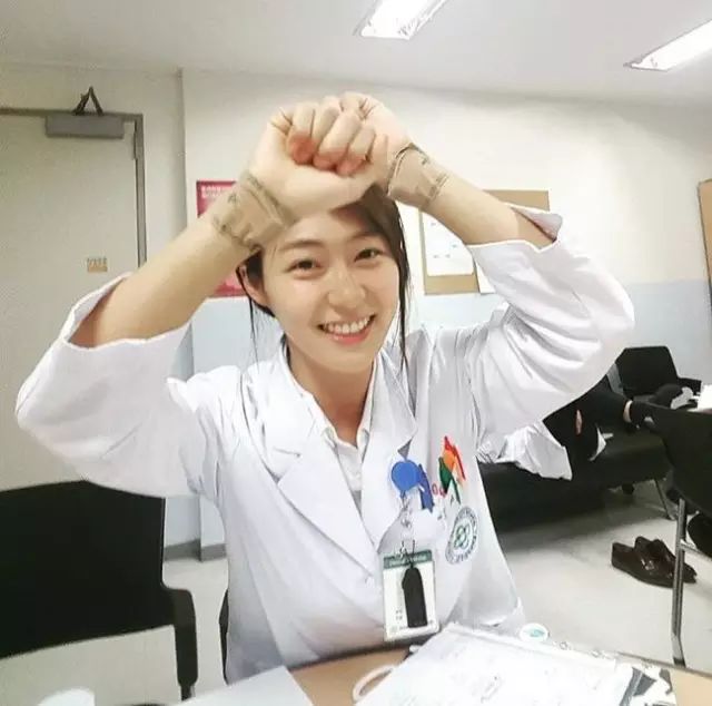 从清秀到性感，从女生到女人，当这个女医生脱下白大褂，震惊了整个病房！