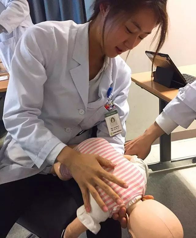 从清秀到性感，从女生到女人，当这个女医生脱下白大褂，震惊了整个病房！