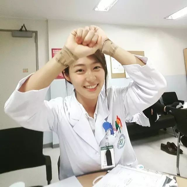 从清秀到性感，从女生到女人，当这个女医生脱下白大褂，震惊了整个病房！