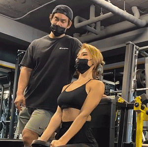 从胖妹逆袭为绝美腹肌女神，反差大到我不敢相信...