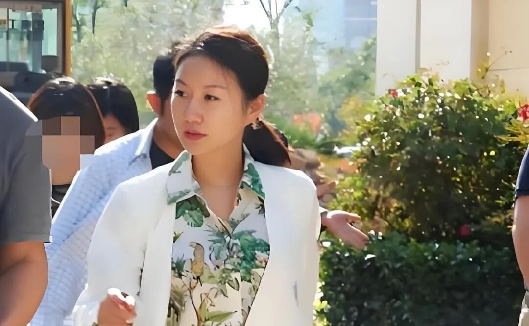 比李佩霞还美!江西美女董事长鞠雅,被央视曝光了(2)