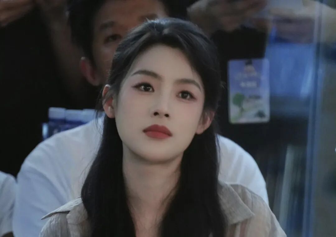 李小璐上《浪姐》和贾乃亮有关？朱一龙易烊千玺撕破脸？《镖人》票房实际不好？阔太直播被警告？大嘴女和亲爹都在海外？