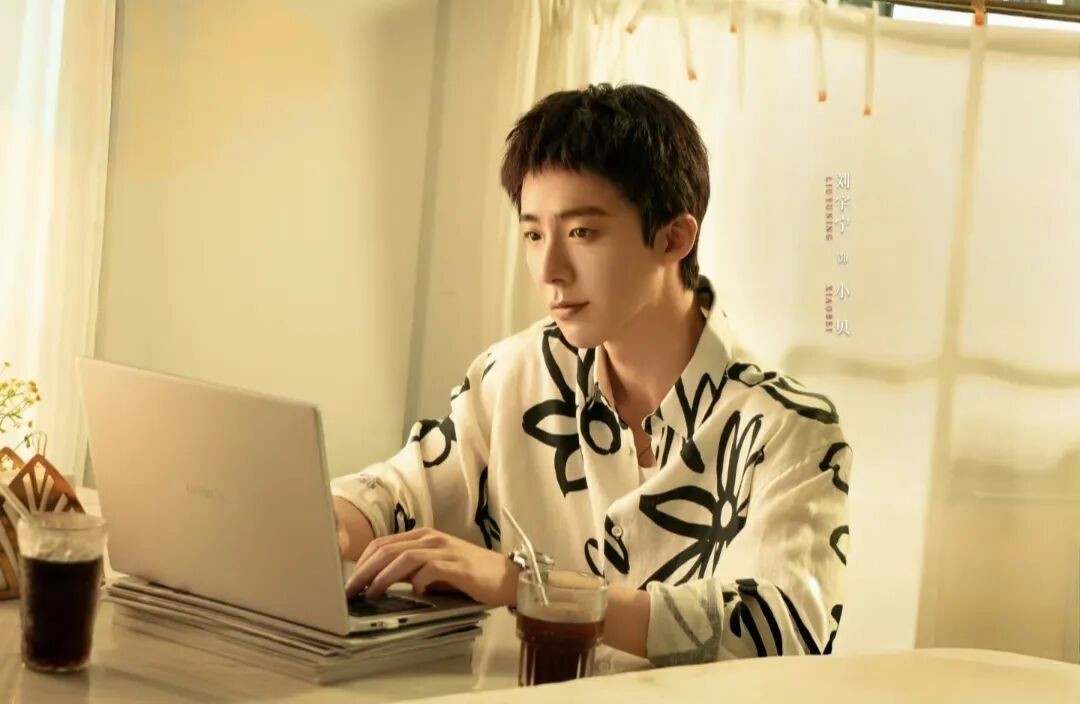 终于定档！王子文、刘宇宁主演的《玫瑰丛生》明天开播！鉴情师爱上纯情直男，剧中情感拉扯太乱，你能看明白算你厉害！