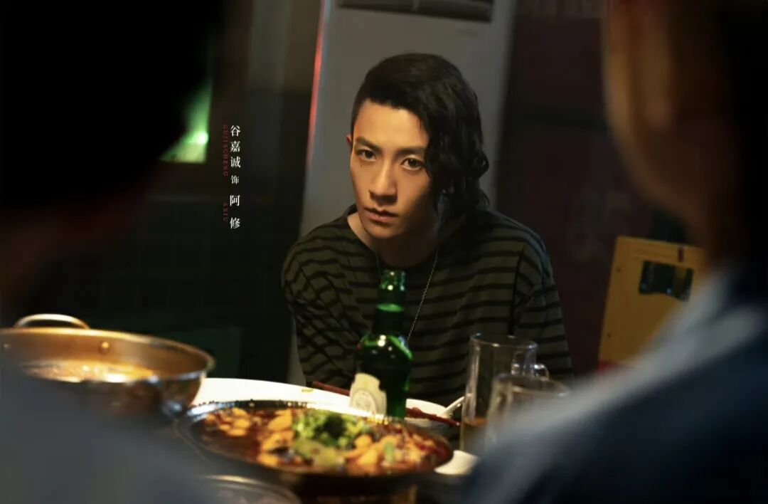 终于定档!王子文、刘宇宁主演的《玫瑰丛生》明天开播!鉴情师爱上纯情直男,剧中情感拉扯太乱,你能看明白算你厉害!