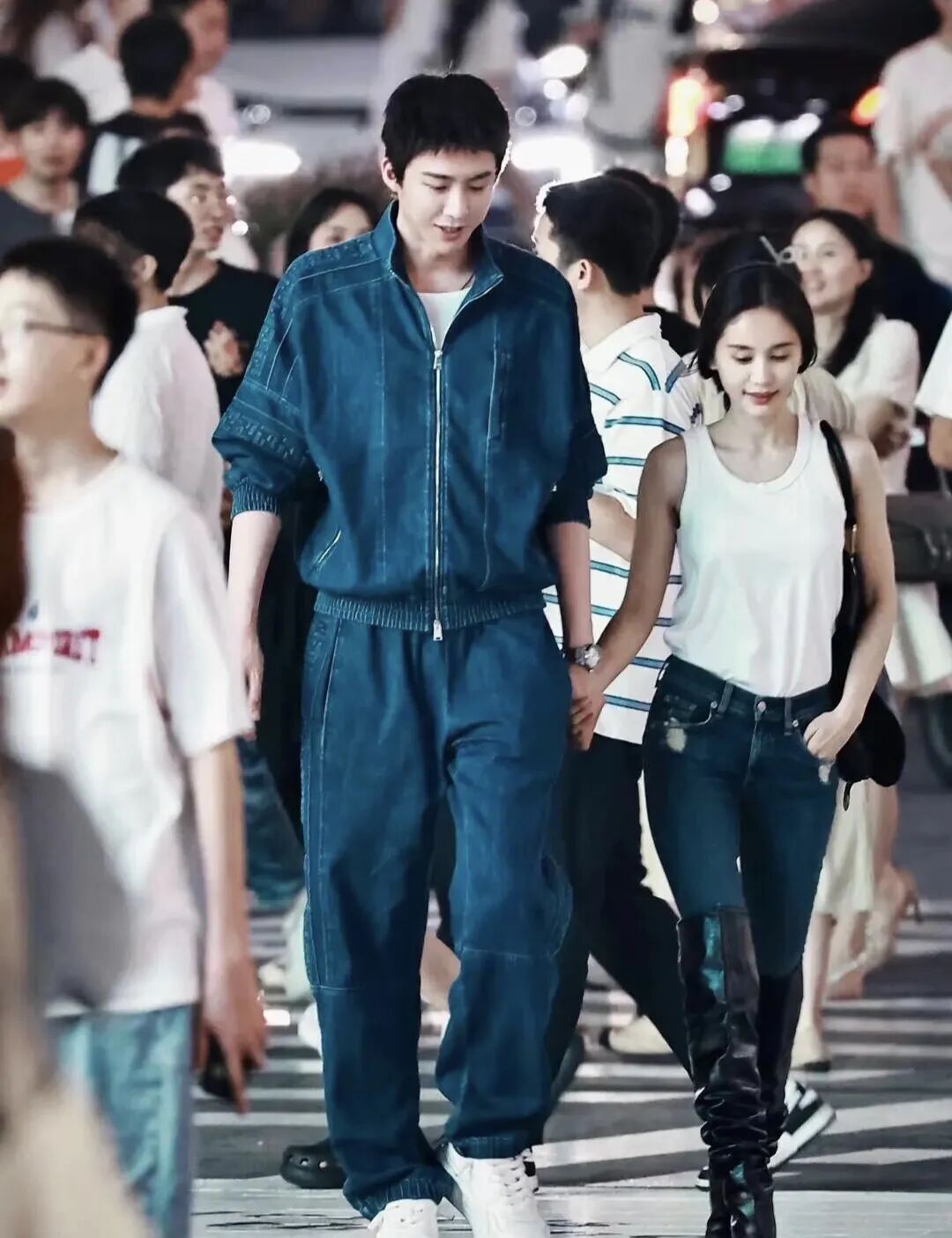 终于定档!王子文、刘宇宁主演的《玫瑰丛生》明天开播!鉴情师爱上纯情直男,剧中情感拉扯太乱,你能看明白算你厉害!