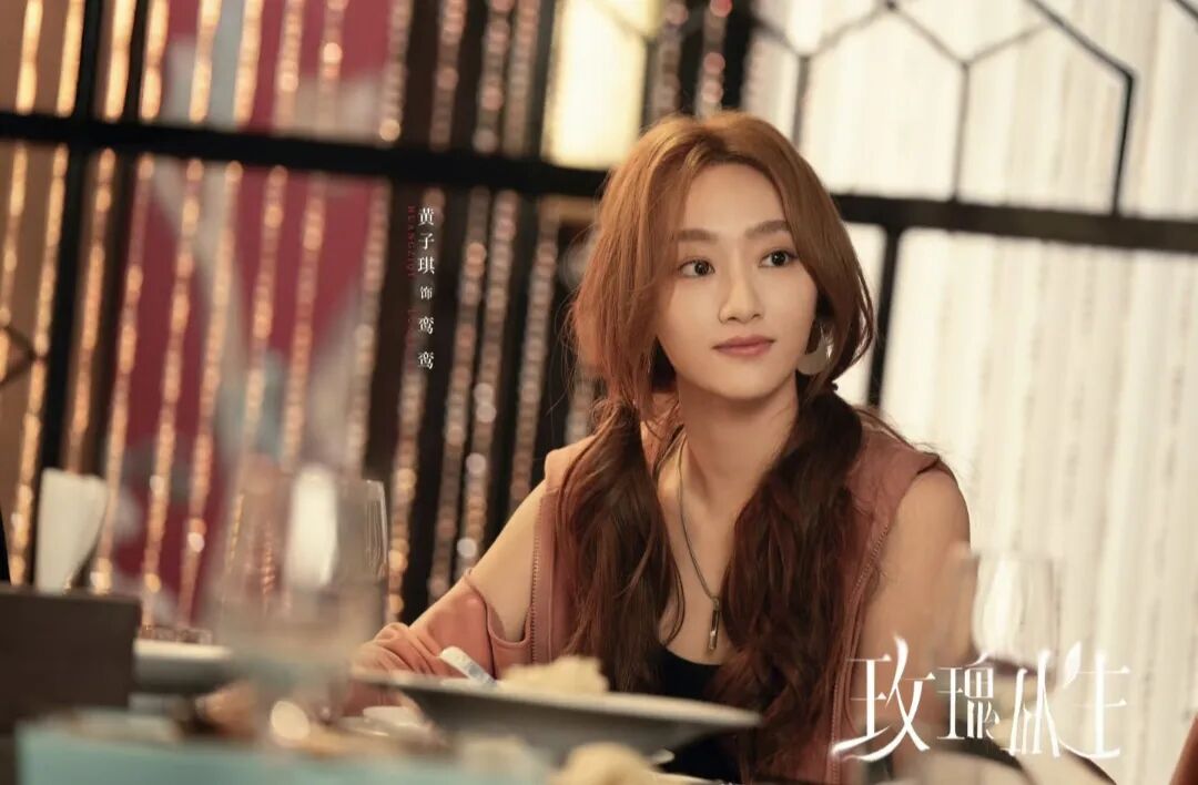 终于定档!王子文、刘宇宁主演的《玫瑰丛生》明天开播!鉴情师爱上纯情直男,剧中情感拉扯太乱,你能看明白算你厉害!