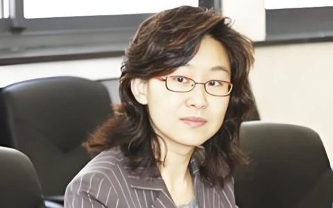 37岁正厅、17年未动：女官员练月琴的“失速”人生