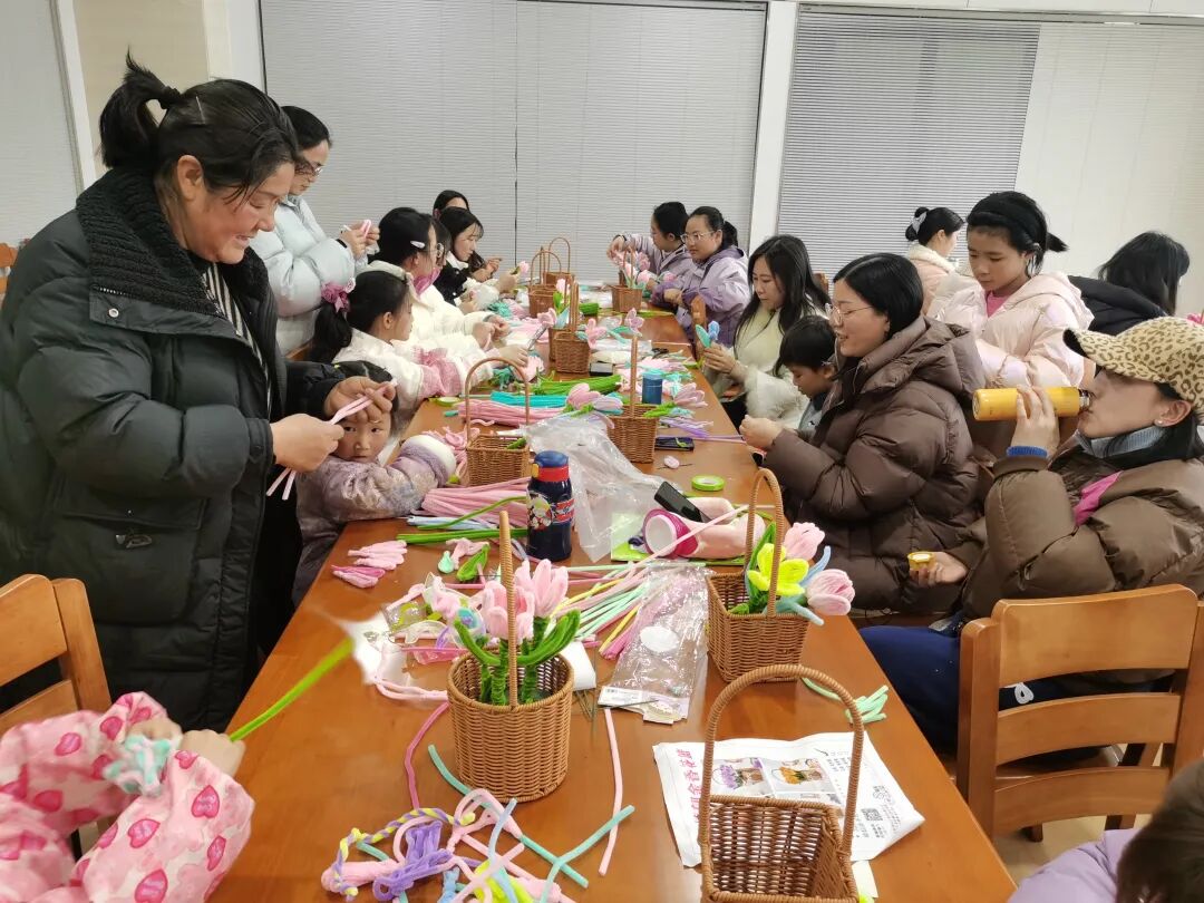 指尖生花，悦见美好——房县图书馆“三八”国际妇女节扭扭棒花篮手工活动